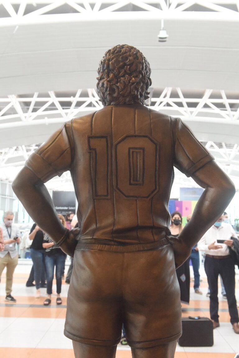 ESTATUA DE MARADONA