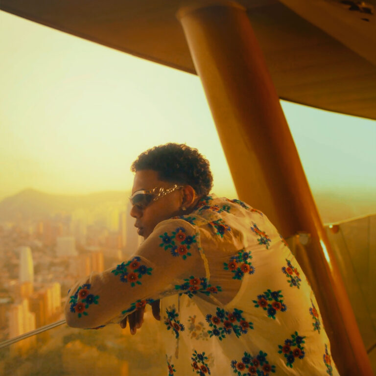 MYKE TOWERS Bajo El Sol