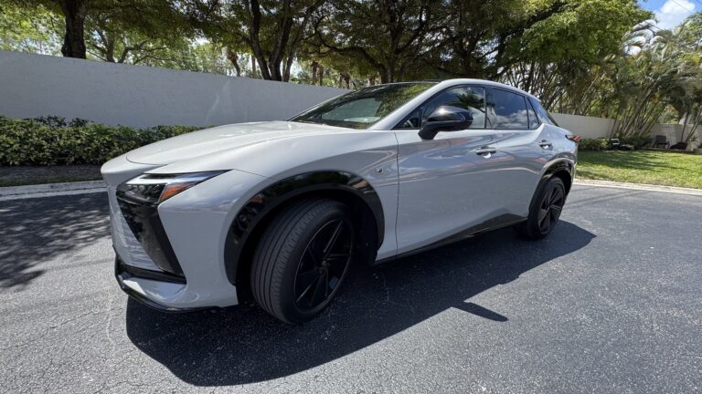 LEXUS RZ 550e 2026 todo un correcaminos
